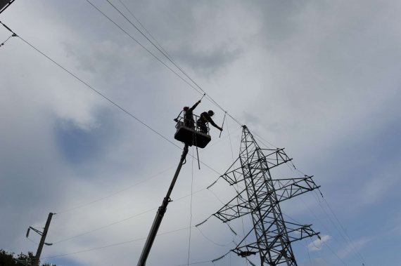 Энергетики Тулэнерго восстанавливают нарушенное сильным ветром электроснабжение в ряде районов региона