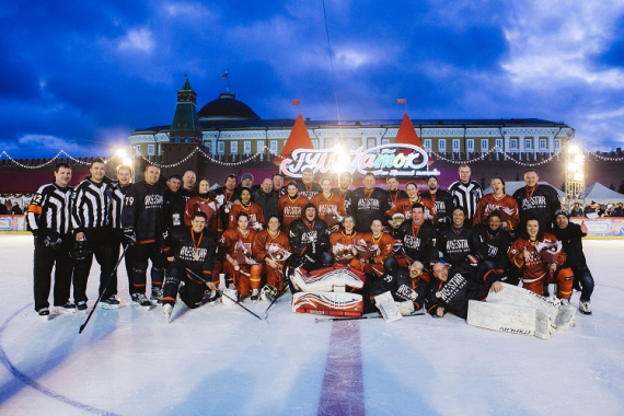 Первый в истории российского хоккея «Бесценный матч» между женской профессиональной командой и мужской сборной звезд шоу-бизнеса провели Mastercard и КХЛ