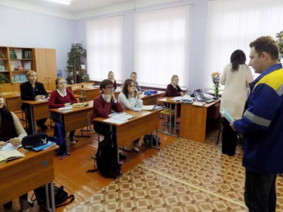 Сотрудники Новомосковских электрических сетей филиала «Тулэнерго» рассказали детям об опасности электричества