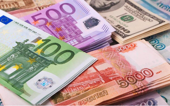 ВТБ: россияне втрое сократили интерес к обмену долларов и евро