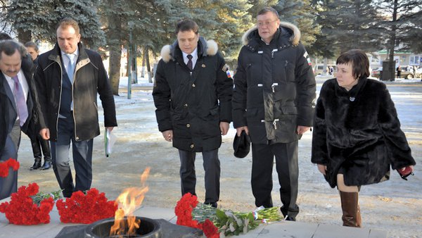 Владимир Груздев во время возложения цветов к вечному огню